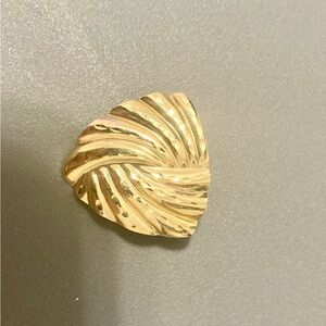 Michael Anthony 14kt gold Pendant w/ gold Swirl